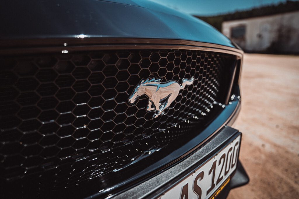 Ford Mustang Pferd Logo auf dem Kühlergrill des klassischen